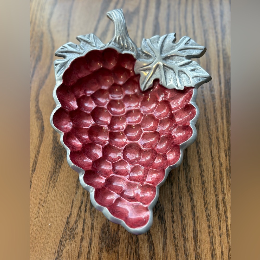 Grape cluster dish